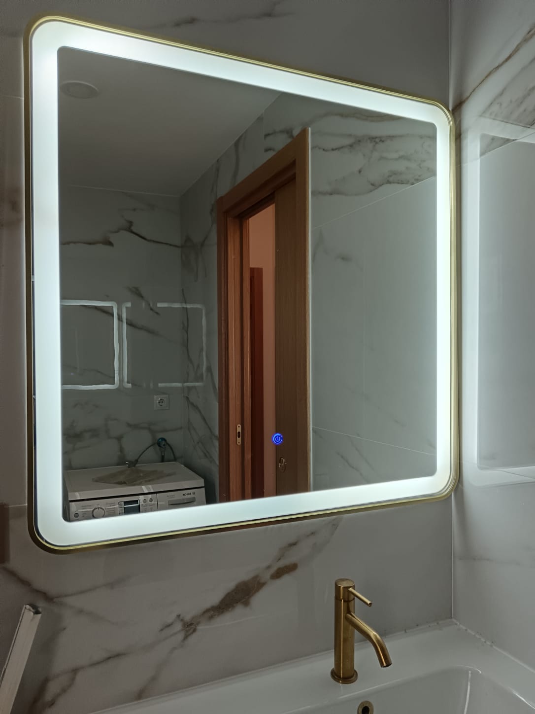 Espejo LED y lavabo - Calle Vicente Espinel