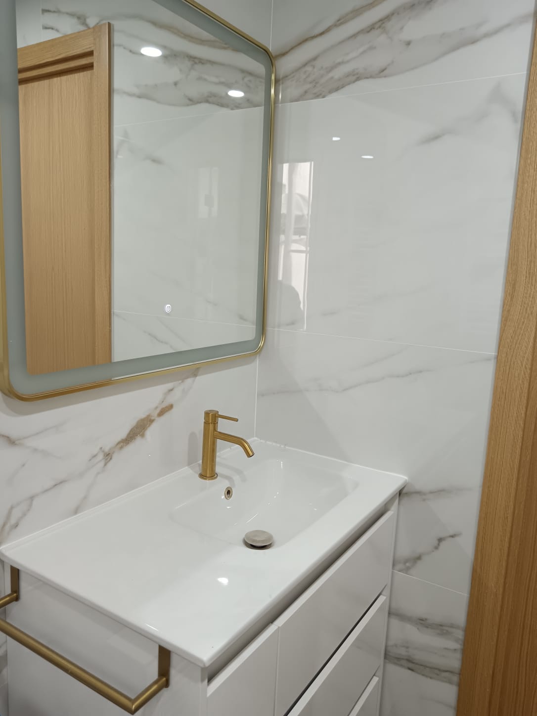 Mueble lavabo y acabados - Calle Vicente Espinel